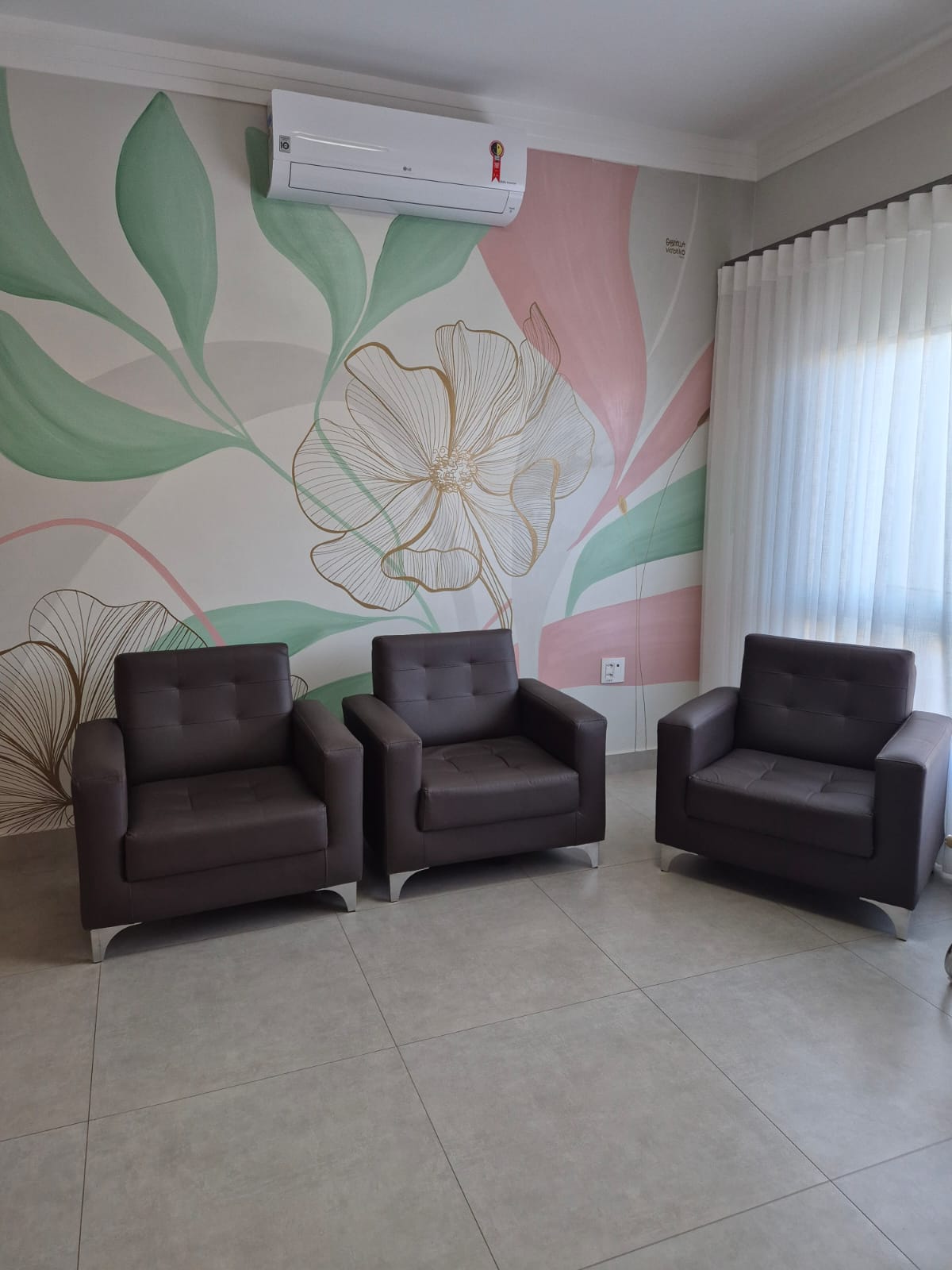 Recepção acolhedora com mural floral