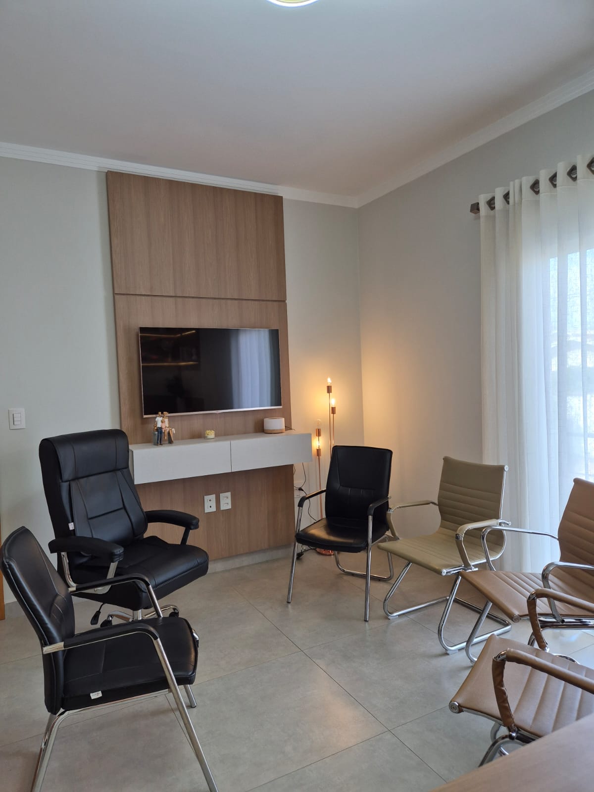 Sala de atendimento com poltronas confortáveis